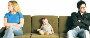 Pas de trois. Wenn zwischen den Elternteilen dicke Luft herrscht, ist es schwer, sich über wichtige Fragen, die den gemeinsamen Nachwuchs betreffen, zu einigen.
