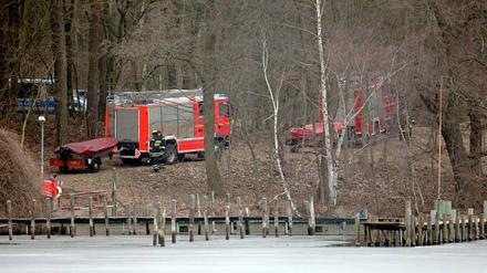 Wie dünn das Eis auf dem Müggelsee bereits ist, sieht man besonders in Ufernähe. Rund um die Stege ist das Wasser bereits offen. Die Rettungskräfte konnten den Mann, der im Eis eingebrochen war, nicht mehr retten.