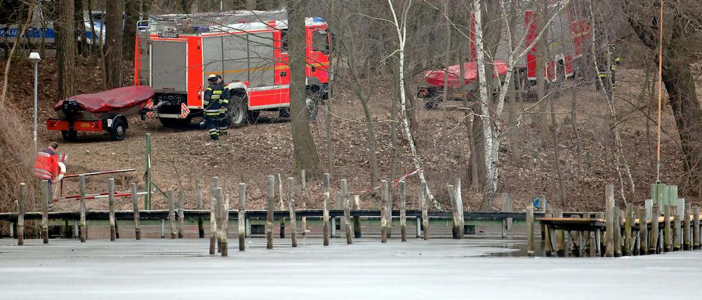 Wie dünn das Eis auf dem Müggelsee bereits ist, sieht man besonders in Ufernähe. Rund um die Stege ist das Wasser bereits offen. Die Rettungskräfte konnten den Mann, der im Eis eingebrochen war, nicht mehr retten.