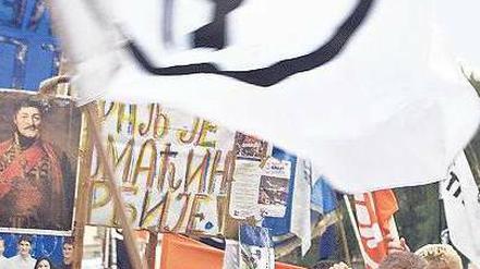 Exportschlager: Das Symbol der Revolution in Serbien (hier auf Archivbildern) ist auch in Nordafrika zu sehen.