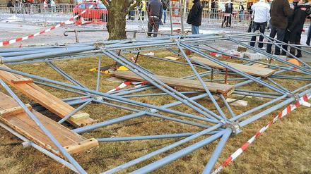 Schrecken statt Frohsinn. Das umgestürzte Gerüst an der Umzugsstrecke. Foto: Helbig/dpa