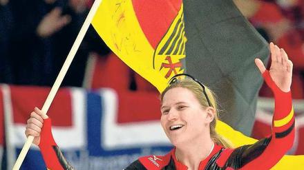 Fahnenfest. Jenny Wolf konnte nach dem Rennen über 500 Meter ihren Sieg kaum fassen. Sie hatte mit einer guten Technik ihren schwachen Start wettgemacht. 