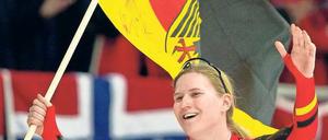 Fahnenfest. Jenny Wolf konnte nach dem Rennen über 500 Meter ihren Sieg kaum fassen. Sie hatte mit einer guten Technik ihren schwachen Start wettgemacht. 