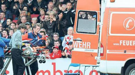 Schock in Cottbus. Osnabrücks Flamur Kastrati wird abtransportiert. Foto: dpa