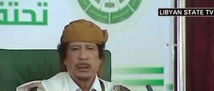 Libyens Staatschef Gaddafi hält Reden im Staatsfernsehen und klammert sich an die Macht. 