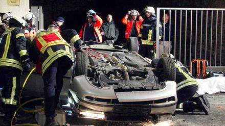 Der Wagen überschlug sich und schlug mit dem Dach zuerst auf der Straße auf.