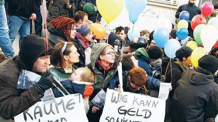 Sitzblockade. Die Stimmung in der Scharnweberstraße wirkte fast entspannt. Foto: dpa