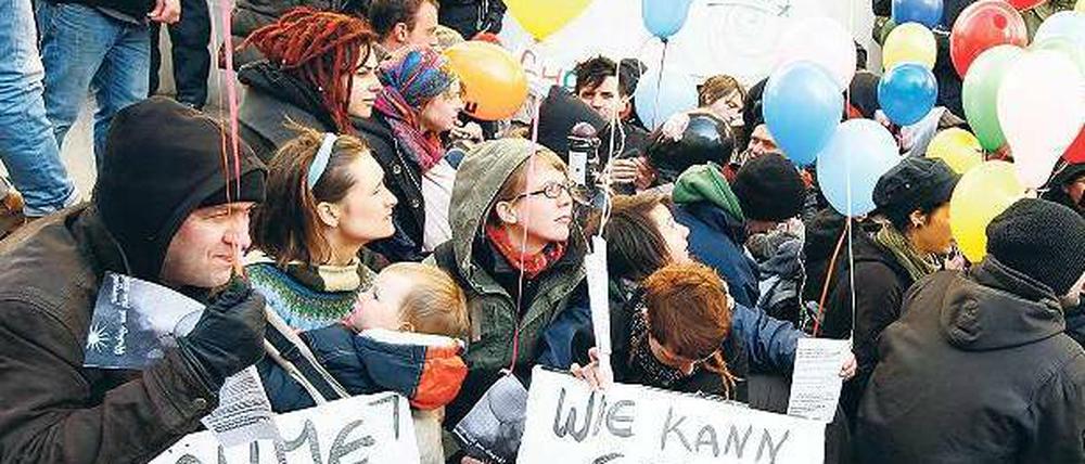 Sitzblockade. Die Stimmung in der Scharnweberstraße wirkte fast entspannt. Foto: dpa