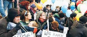 Sitzblockade. Die Stimmung in der Scharnweberstraße wirkte fast entspannt. Foto: dpa