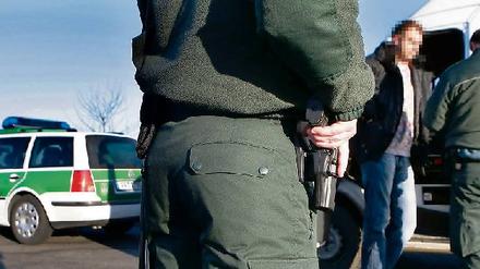 Grenzerfahrung. Auf den Rastplätzen an der Autobahn A12 unweit von Frankfurt (Oder) überprüfen Zollbeamte regelmäßig verdächtige Fahrer. Foto: dpa