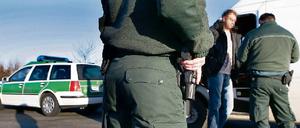 Grenzerfahrung. Auf den Rastplätzen an der Autobahn A12 unweit von Frankfurt (Oder) überprüfen Zollbeamte regelmäßig verdächtige Fahrer. Foto: dpa