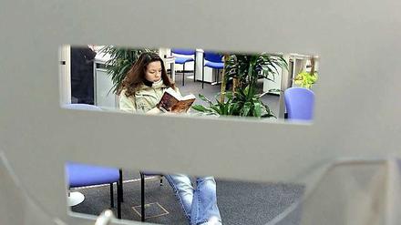 Gibt es auch noch: Eine Frau wartet in einem Job-Center auf ein Beratungsgespräch.