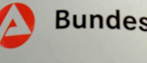 Gibt es auch noch: Eine Frau wartet in einem Job-Center auf ein Beratungsgespräch.