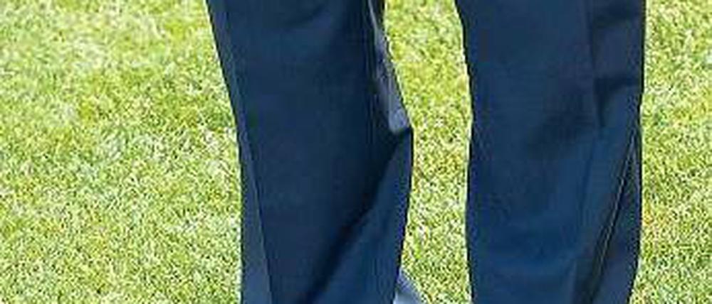 Magath am Boden. Laut Medieninformationen will sich Schalke zum Saisonende von Trainer Felix Magath (hier hinter einem Papier mit seinem Namen) trennen. Foto: dapd