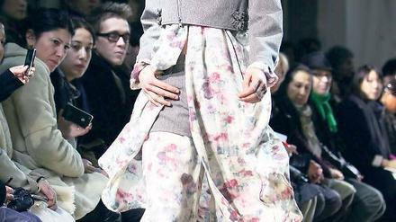 Anregungen von der Straße. Der neue japanische Designer Limi Feu setzt auf Schlabberlook und in Teilen asymmetrisch um den Kopf gewickelte Haare.