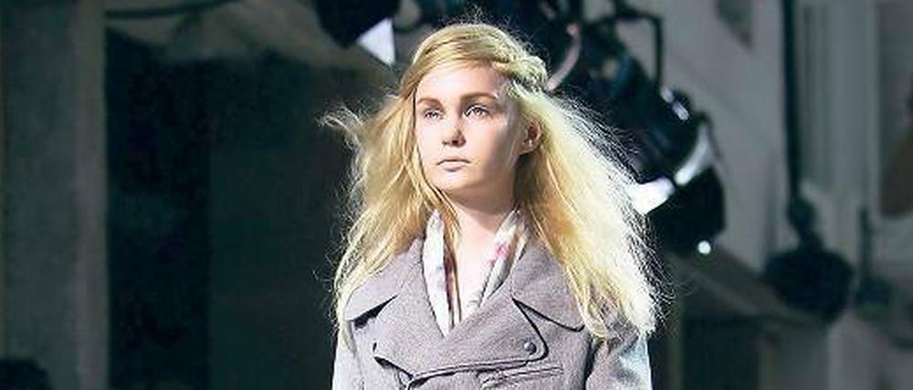 Anregungen von der Straße. Der neue japanische Designer Limi Feu setzt auf Schlabberlook und in Teilen asymmetrisch um den Kopf gewickelte Haare.