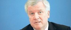 Phantomschmerz bei der CSU. Bayerns Ministerpräsident Seehofer hielt auch deshalb viel von dem ehemaligen Verteidigungsminister Guttenberg, weil dessen Lichtgestalt von den Fehlern des CSU-Chefs ablenkte.