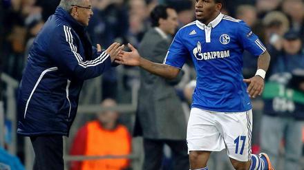 Den Trainer abgeklatscht: Torschütze Jefferson Farfan lässt sich im Gegenzug von Felix Magath beklatschen.
