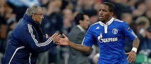 Den Trainer abgeklatscht: Torschütze Jefferson Farfan lässt sich im Gegenzug von Felix Magath beklatschen.