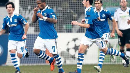 Der süße Geschmack Europas. Schalkes zweifacher Torschütze Jefferson Farfan(l.) feiert daumenlutschend seinen Treffer zum 1:1. Gejagt wird er von Spaniern, doch sie wollen nur jubeln: Es sind die Mitspieler (v.l.) Jurado, Escudero und Raúl. Foto: dapd
