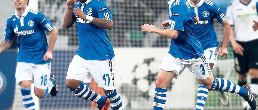 Der süße Geschmack Europas. Schalkes zweifacher Torschütze Jefferson Farfan(l.) feiert daumenlutschend seinen Treffer zum 1:1. Gejagt wird er von Spaniern, doch sie wollen nur jubeln: Es sind die Mitspieler (v.l.) Jurado, Escudero und Raúl. Foto: dapd