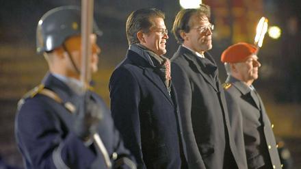 Beim Zapfenstreich für die "Armee der Einheit" im November vergangenen Jahres war der damalige Verteidigungsminister Guttenberg bestens gelaunt. Ob das heute Abend ähnlich sein wird? 