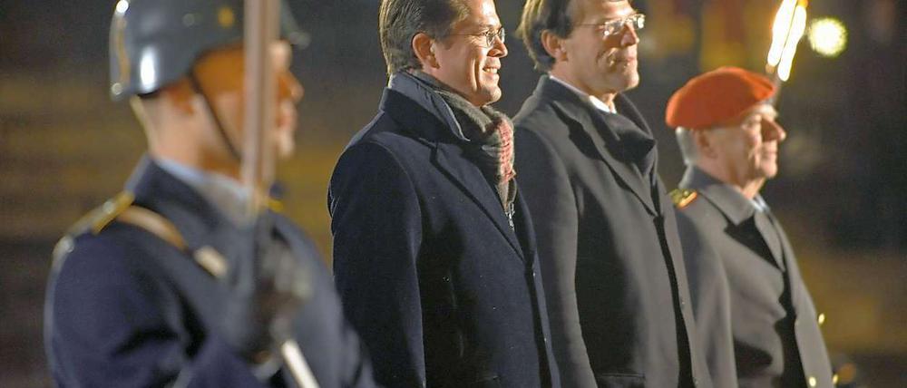 Beim Zapfenstreich für die "Armee der Einheit" im November vergangenen Jahres war der damalige Verteidigungsminister Guttenberg bestens gelaunt. Ob das heute Abend ähnlich sein wird? 
