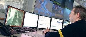 Auf dem Schirm. Von der Sicherheitsleitstelle aus überwacht die BVG rund um die Uhr ihr Streckennetz, auf dem unter anderem 549 Notrufsäulen verteilt sind. 
