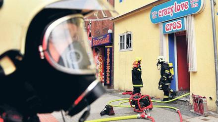 Doppelbesteuerung? Blaulichteinsatz im Rotlichtmilieu, das kann teuer werden. Städte und Gemeinden entwickeln neue Gebühren und Abgaben vor allem im Gastronomie-, Hotel- und Vergnügungsgewerbe, für Verkehrsteilnehmer und Touristen. 