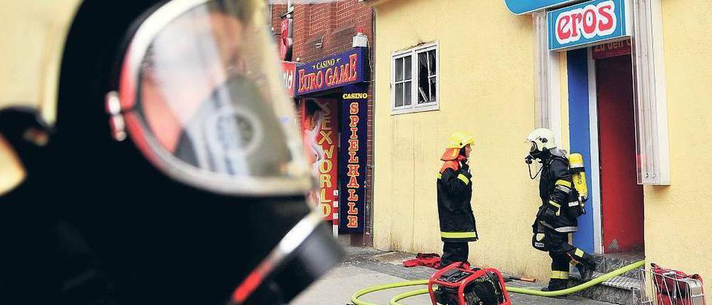 Doppelbesteuerung? Blaulichteinsatz im Rotlichtmilieu, das kann teuer werden. Städte und Gemeinden entwickeln neue Gebühren und Abgaben vor allem im Gastronomie-, Hotel- und Vergnügungsgewerbe, für Verkehrsteilnehmer und Touristen.