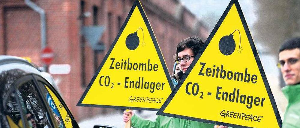 Schwarz-Gelb. Greenpeace-Aktivisten empfingen die Delegierten mit Protestplakaten.