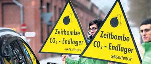 Schwarz-Gelb. Greenpeace-Aktivisten empfingen die Delegierten mit Protestplakaten.