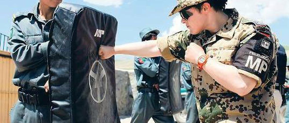 Schlagfertig. Eine Soldatin der deutschen Feldjäger trainiert zusammen mit einem afghanischen Kollegen. Foto: picture-alliance/dpa