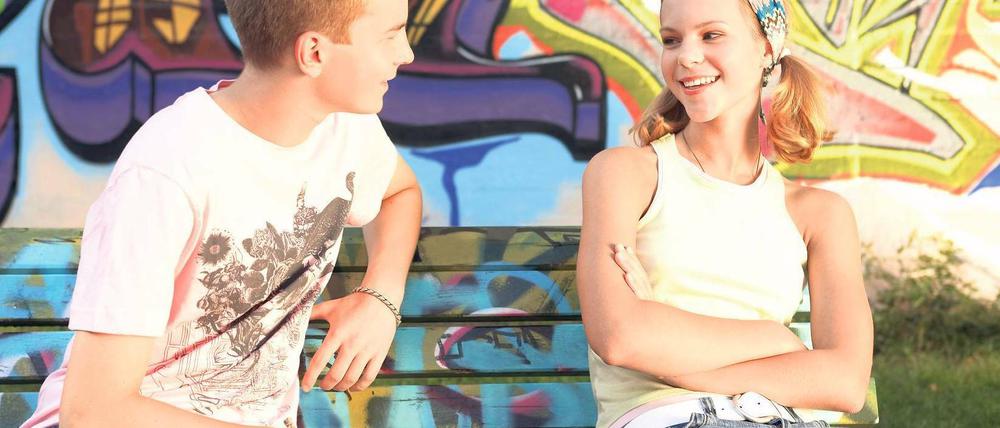 Bewährungsprobe. In der Theorie klingt alles ganz einfach – in der Praxis ist es meistens schwieriger, ein Mädchen für sich zu gewinnen. Lässige Checker haben bessere Chancen als introvertierte Außenseiter. Doch Ausnahmen bestätigen die Regel, wie so oft. Foto: P.A. / Denkou Images