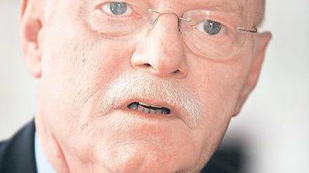 Peter Struck bietet seine Dienste als Vermittler im Tarifstreit zwischen der Lokführergewerkschaft und den Deutsche Bahn-Konkurrenten an.