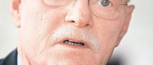 Peter Struck bietet seine Dienste als Vermittler im Tarifstreit zwischen der Lokführergewerkschaft und den Deutsche Bahn-Konkurrenten an.