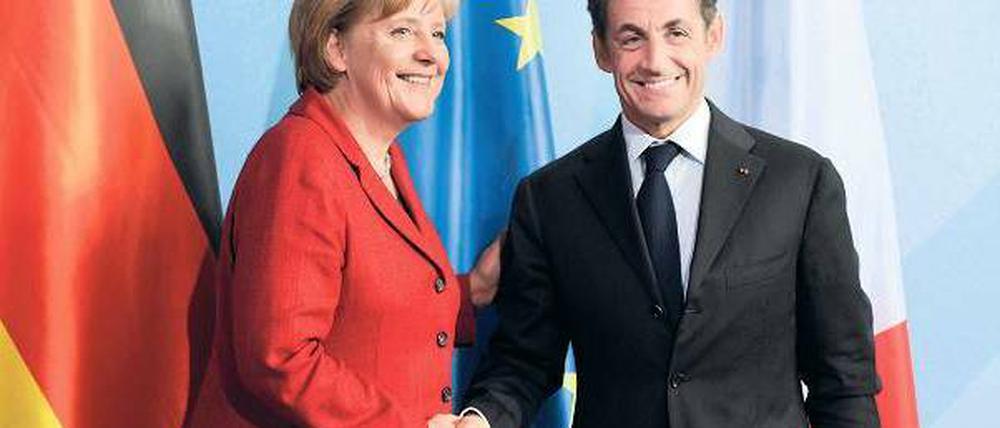 Pakt für den Euro. Kanzlerin Merkel und Frankreichs Präsident Sarkozy müssen Zugeständnisse an kleinere EU-Partner machen. Foto: dpa