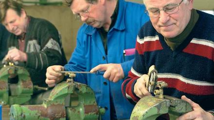 Feilen bis zum Umfallen? Das muss nicht sein. Einige Tarifverträge enthalten Regeln für einen gleitenden Übergang in die Rente. Foto: dpa/pa