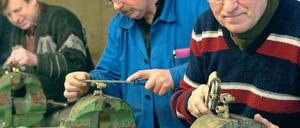 Feilen bis zum Umfallen? Das muss nicht sein. Einige Tarifverträge enthalten Regeln für einen gleitenden Übergang in die Rente. Foto: dpa/pa