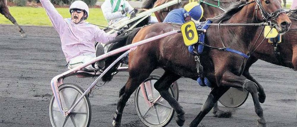 Triumph im Trabertempel. Der Franzose Sebastien Ernault gewann mit seinem Pferd Oyonnax 2010 den Prix d’Amérique in Vincennes bei Paris. Foto: AFP