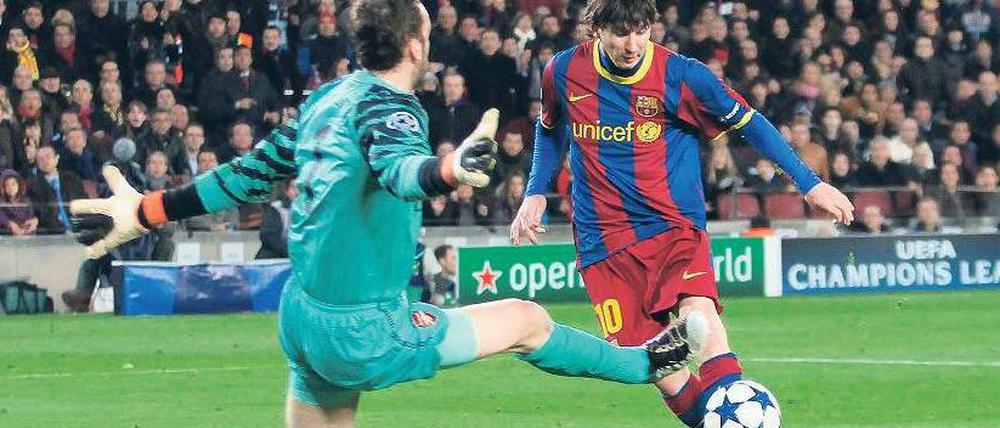 Einer kam durch. Lionel Messi (rechts) ließ sich auch durch Arsenals ungewohnte Defensivtaktik nicht in seiner Spielfreude stoppen. Der Argentinier erzielte zwei Tore. 