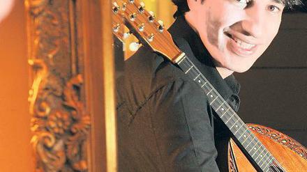 Sie gehört zu mir! Schon mit acht begann Avi Avital, Mandoline zu spielen. Mittlerweile lässt er sich für sein Instrument Stücke umschreiben oder auch neu komponieren. Foto: Paul Zinker