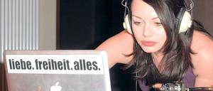 Schallspielerin. Cosma Shiva Hagen übernahm am DJ-Pult die musikalische Unterhaltung. Foto: Eventpress/Schraps
