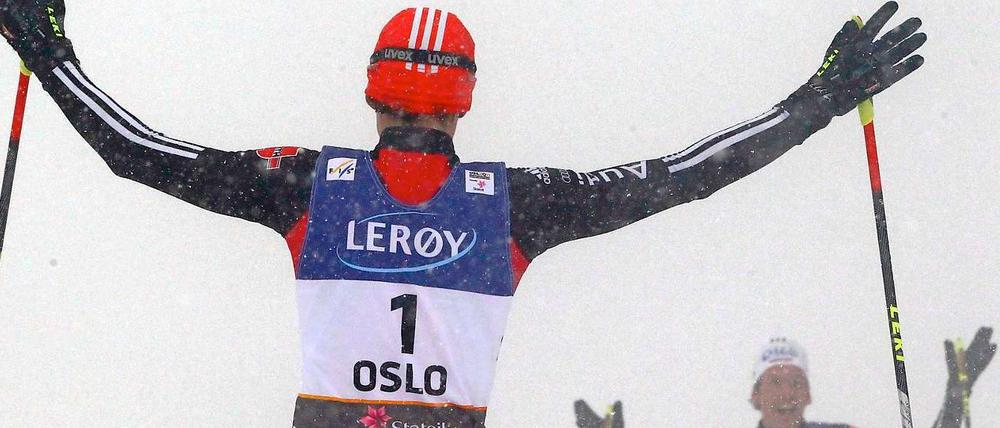 Hallo, hier bin ich! Weltmeister Eric Frenzel (l.) und der Zweitplatzierte Tino Edelmann suchen sich im Schneegestöber.