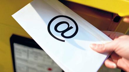 Die Post bietet den E-Postbrief an, die Erfordernisse des De-Mail-Gesetzes erfüllt er (noch) nicht. Dafür starten die Konkurrenten erst in einigen Monaten, während die Post bereits seit Mitte 2010 ihren Kunden diesen Service anbieten kann. Foto: dpa