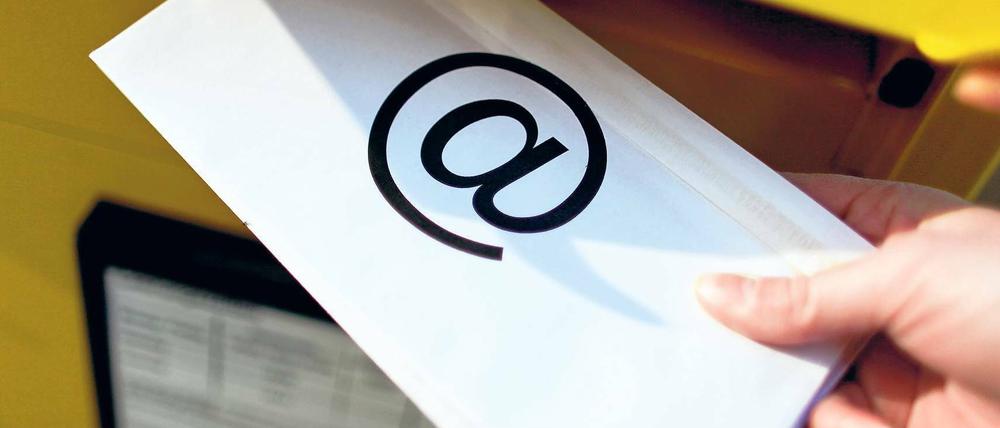 Die Post bietet den E-Postbrief an, die Erfordernisse des De-Mail-Gesetzes erfüllt er (noch) nicht. Dafür starten die Konkurrenten erst in einigen Monaten, während die Post bereits seit Mitte 2010 ihren Kunden diesen Service anbieten kann. Foto: dpa