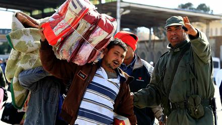 Viele Ausländer flüchten aus Libyen in Richtung Tunesien.