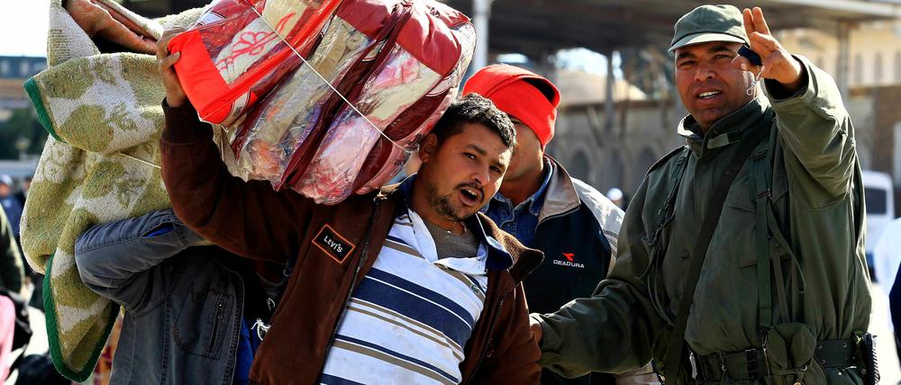 Viele Ausländer flüchten aus Libyen in Richtung Tunesien.