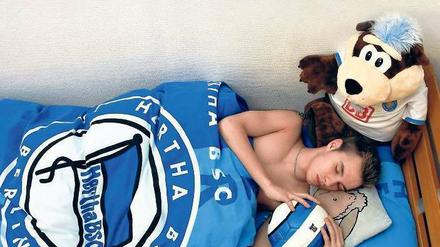 Mit Hertha im Bett: Dem Maskottchen gefällt's wohl. Frau und Freundin meistens aber nicht.