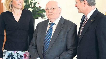 Ehrengast Michail Gorbatschow zwischen dem Ehepaar Wulff.